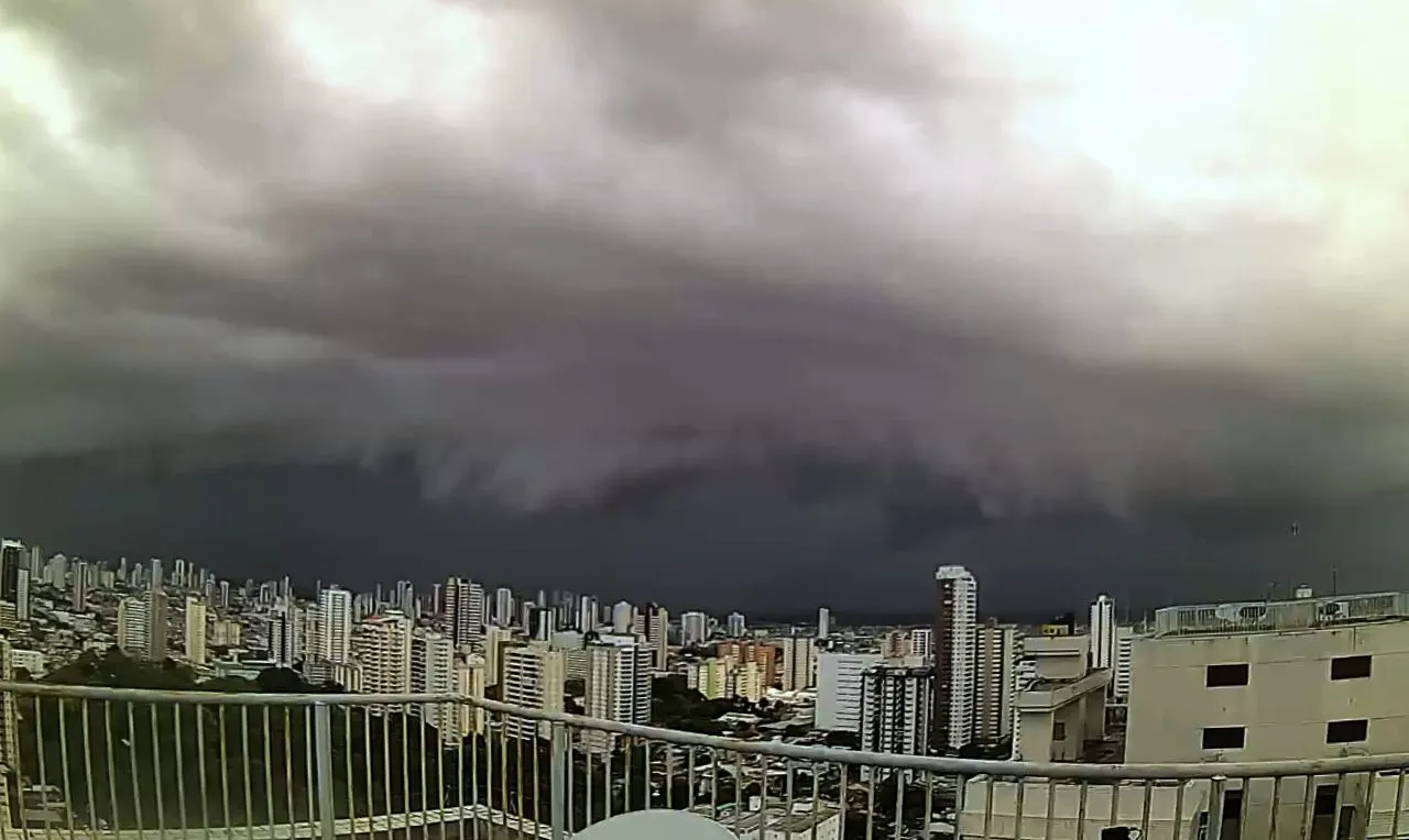 A imagem mostra o avanço de chuva intensa em Belém do Pará 